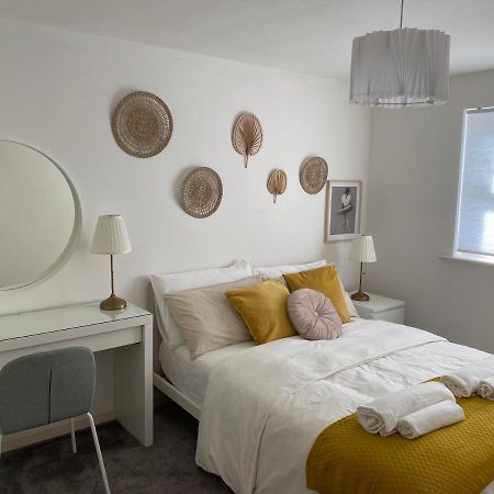 Marine Viewing 2 Bedrooms Flat مانشستر المظهر الخارجي الصورة